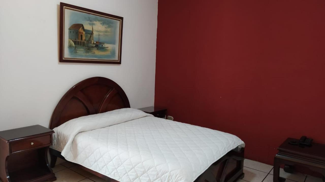 Hotel Puerta Del Sol Santo Domingo de los Colorados Kültér fotó